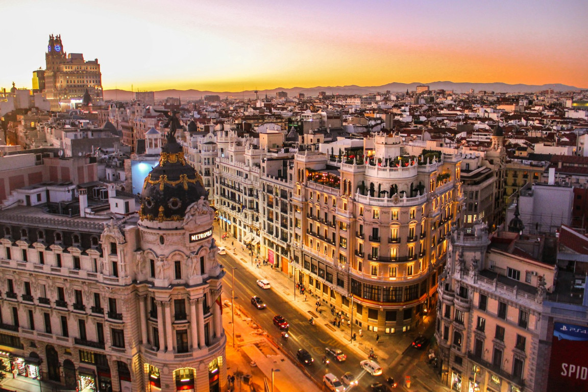 The iconic Metropolis building in Madrid, which serves as the backdrop for many of our team building & corporate events in Madrid.